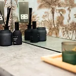 Luxury Centre 2 Bedroom And Netflix Apartment *