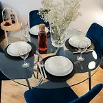 Luxury Centre 2 Bedroom And Netflix Apartment *