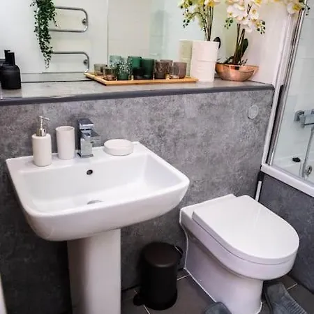 Modern Centre Two Bedroom & Netflix & Wifi Apartment