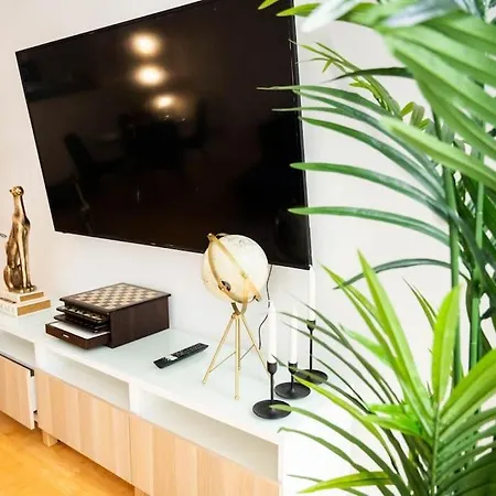 Modern Centre Two Bedroom & Netflix & Wifi