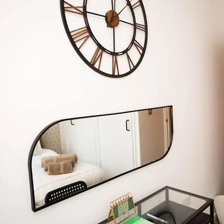 Modern Centre Two Bedroom & Netflix & Wifi Apartment