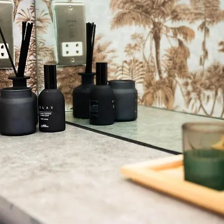 Modern Centre Two Bedroom & Netflix & Wifi Apartment *