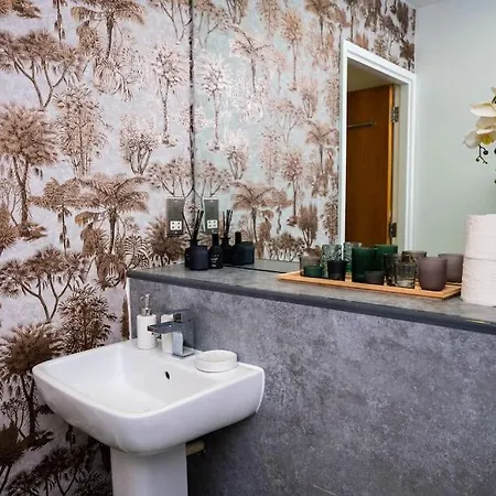 Modern Centre Two Bedroom & Netflix & Wifi * Leeds (West Yorkshire)