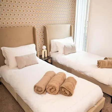 Modern Centre Two Bedroom & Netflix & Wifi *