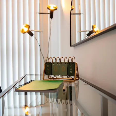 Modern Centre Two Bedroom & Netflix & Wifi Apartment *