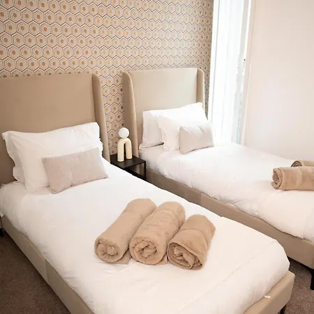 Modern Centre Two Bedroom & Netflix & Wifi * Leeds (West Yorkshire)