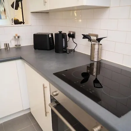 Modern Centre Two Bedroom & Netflix & Wifi Apartment *