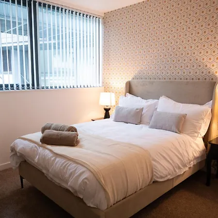 Modern Centre Two Bedroom & Netflix & Wifi *