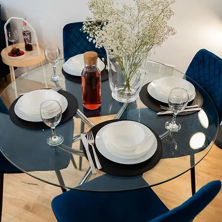 Modern Centre Two Bedroom & Netflix & Wifi Apartment *