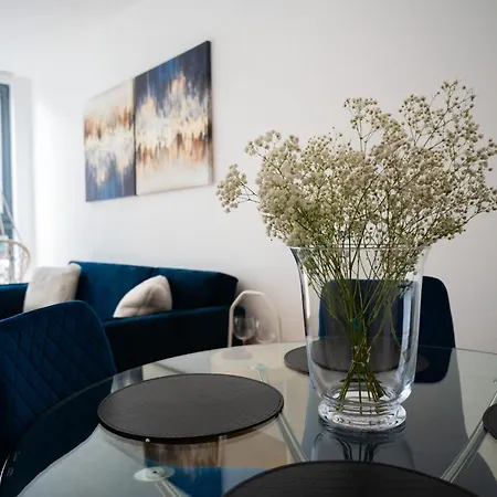 Modern Centre Two Bedroom & Netflix & Wifi *