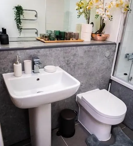 Modern Centre 2 Bedroom Apartment