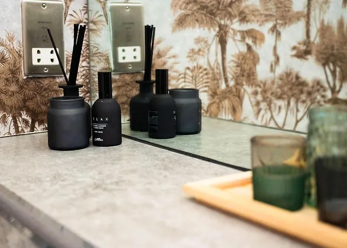 Modern Centre 2 Bedroom Apartment *