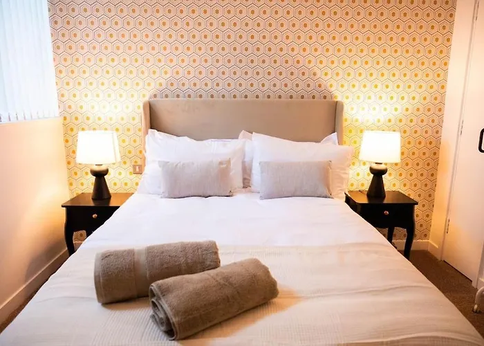 Modern Centre 2 Bedroom דירה *