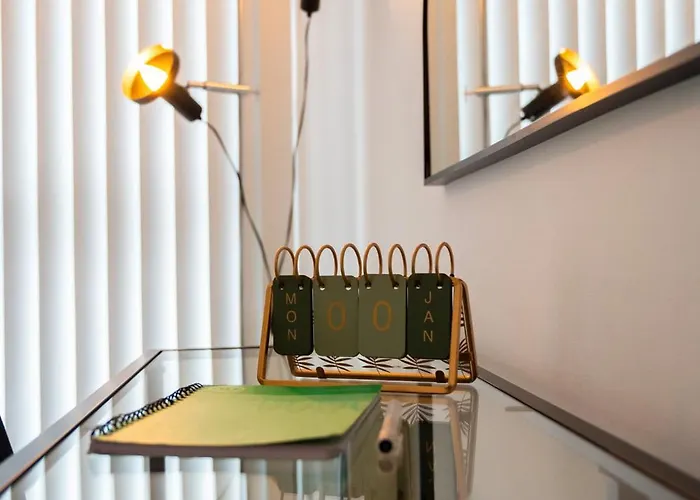 Modern Centre 2 Bedroom Apartment *