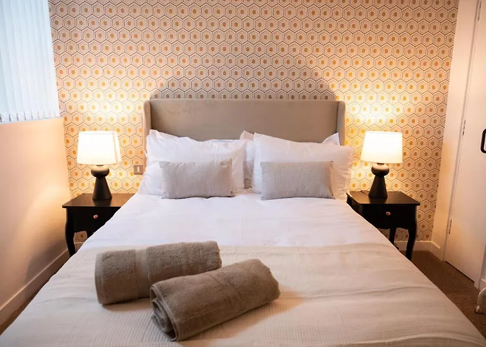 Modern Centre 2 Bedroom דירה *