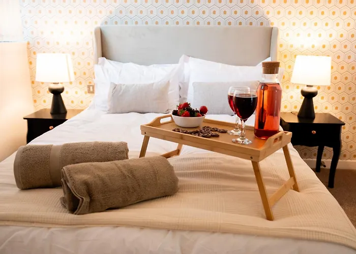 Modern Centre 2 Bedroom דירה *