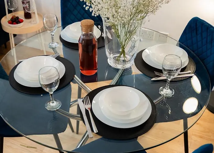 Modern Centre 2 Bedroom Apartment *