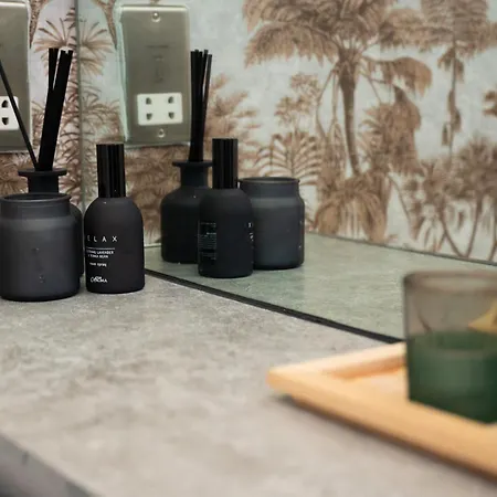 Modern Centre Two Bedroom & Netflix & Wifi 아파트 리즈