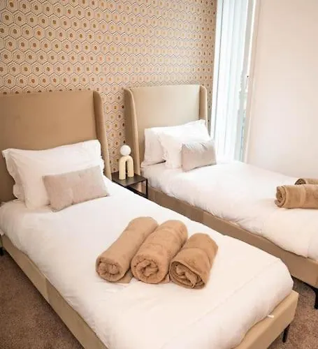 Modern Centre 2 Bedroom *