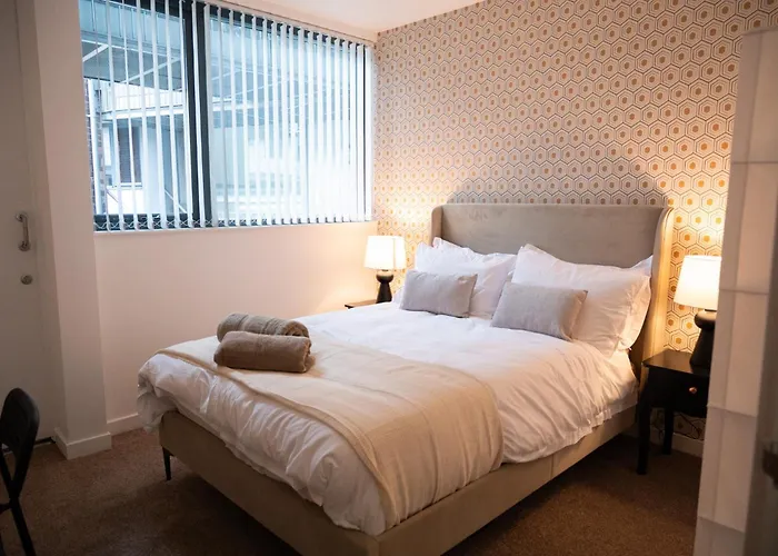 Modern Centre 2 Bedroom *