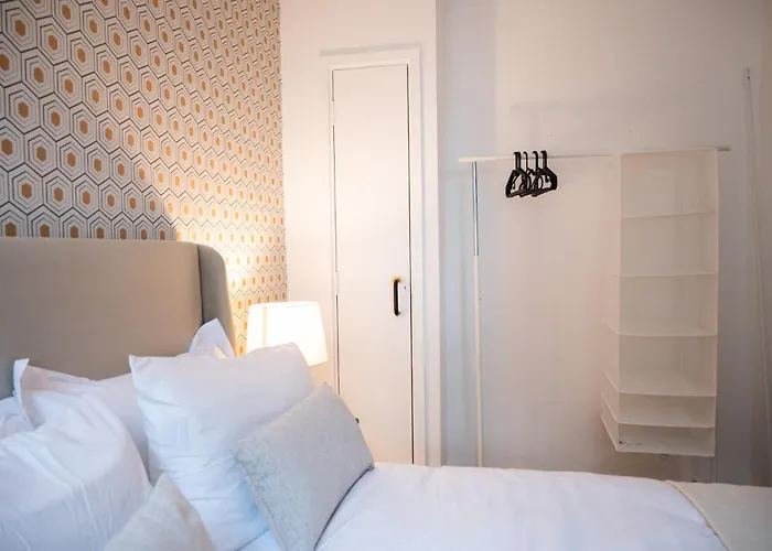 Modern Centre 2 Bedroom *